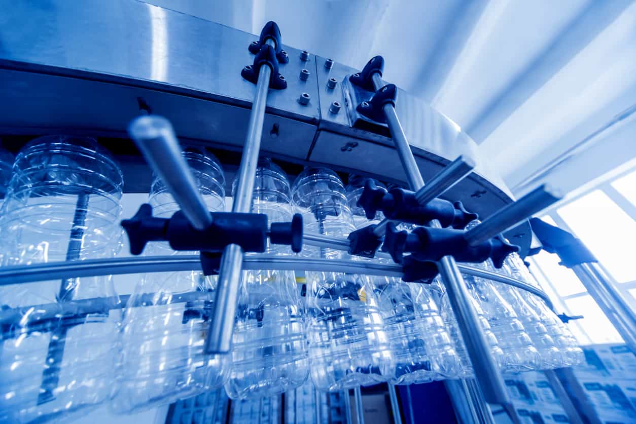 透明塑膠瓶成型輸送中，反映塑膠射出工廠量產效率｜碩朗塑膠射出工廠