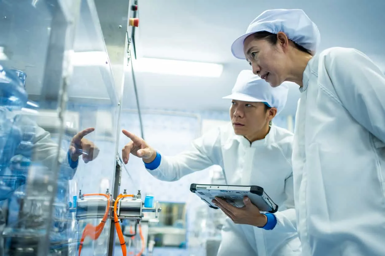 工作人員正在點檢塑膠射出設備運作狀況｜碩朗塑膠射出工廠