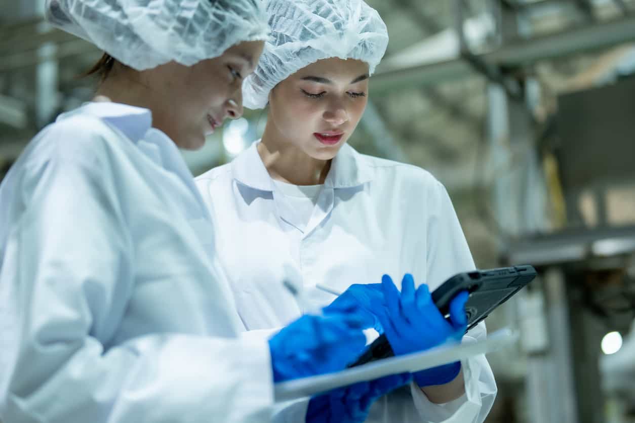 塑膠射出工廠工程師分析生產數據，確保製程精準｜碩朗塑膠射出工廠