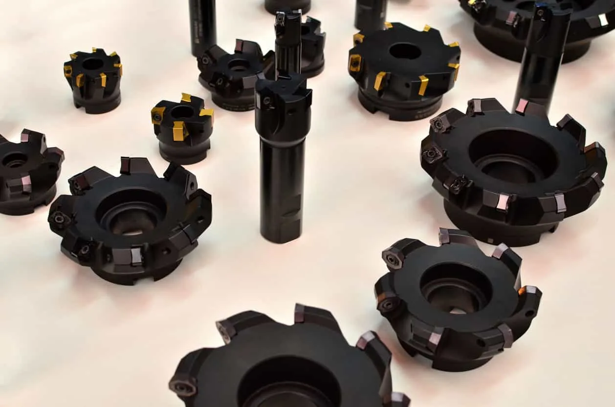 不同尺寸的刀具齒輪排列,顯示塑膠射出工廠在模具製作與成型過程中的關鍵角色。 - 塑膠射出工廠 | 塑膠成型與模具開發專家 | 碩朗塑膠 不同尺寸的刀具齒輪排列,顯示塑膠射出工廠在模具製作與成型過程中的關鍵角色。