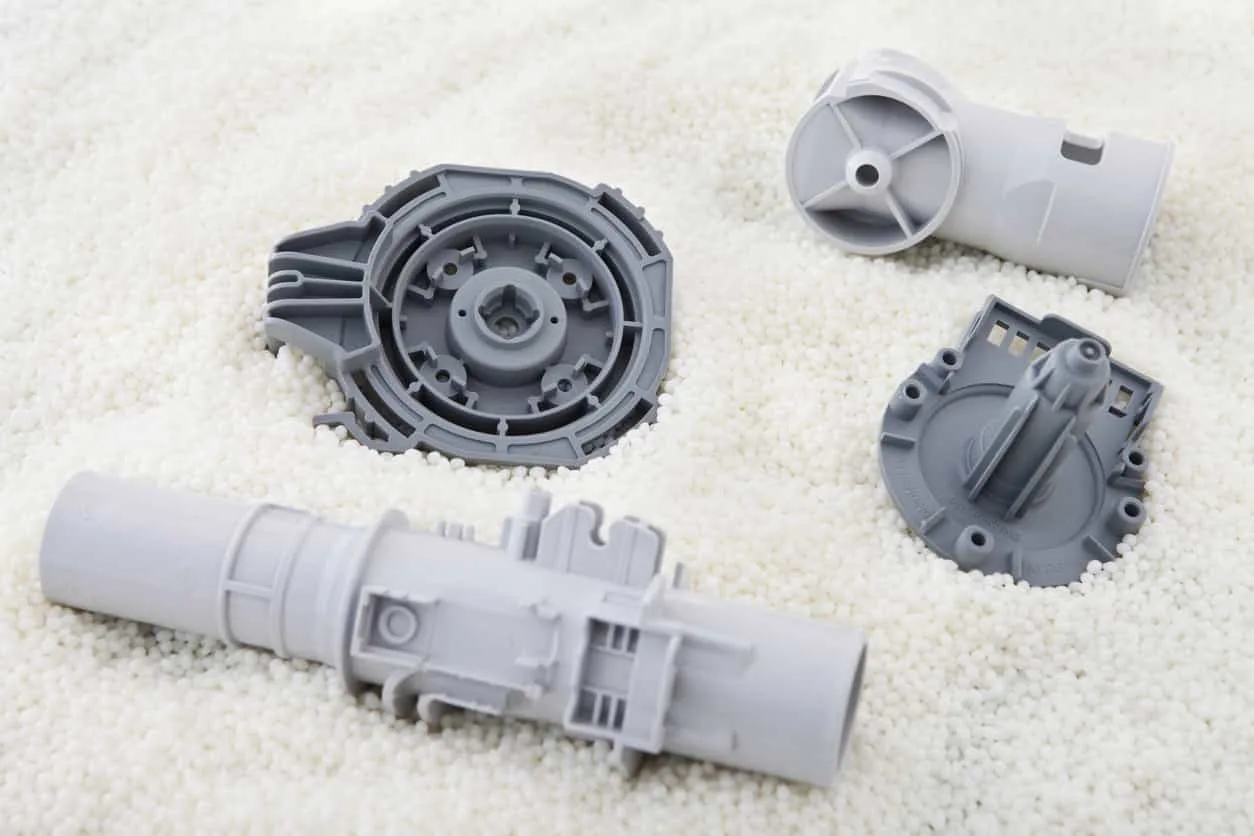 塑膠射出工廠中使用的原料與成型後的零件。透過射出成型工藝,原料顆粒轉化為精密結構件,展示出高效量產與結構穩定的成果。 - 塑膠射出工廠 | 塑膠成型與模具開發專家 | 碩朗塑膠 塑膠射出工廠中使用的原料與成型後的零件。透過射出成型工藝,原料顆粒轉化為精密結構件,展示出高效量產與結構穩定的成果。