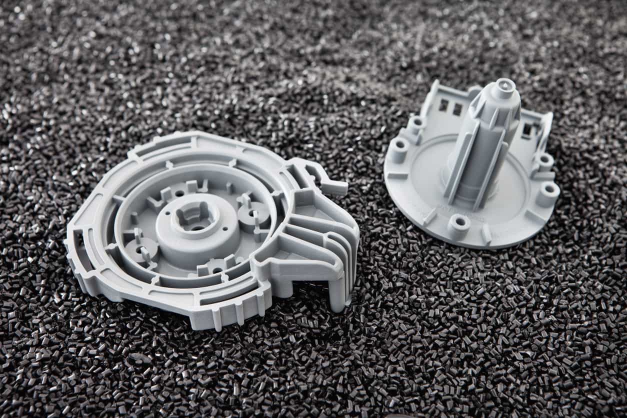 不同顏色與性能的塑膠原料影響成品效果。這張圖片強調了塑膠射出工廠在原料選擇上的多樣性,以及對精密零件加工的把控力。 - 塑膠射出工廠 | 塑膠成型與模具開發專家 | 碩朗塑膠 不同顏色與性能的塑膠原料影響成品效果。這張圖片強調了塑膠射出工廠在原料選擇上的多樣性,以及對精密零件加工的把控力。