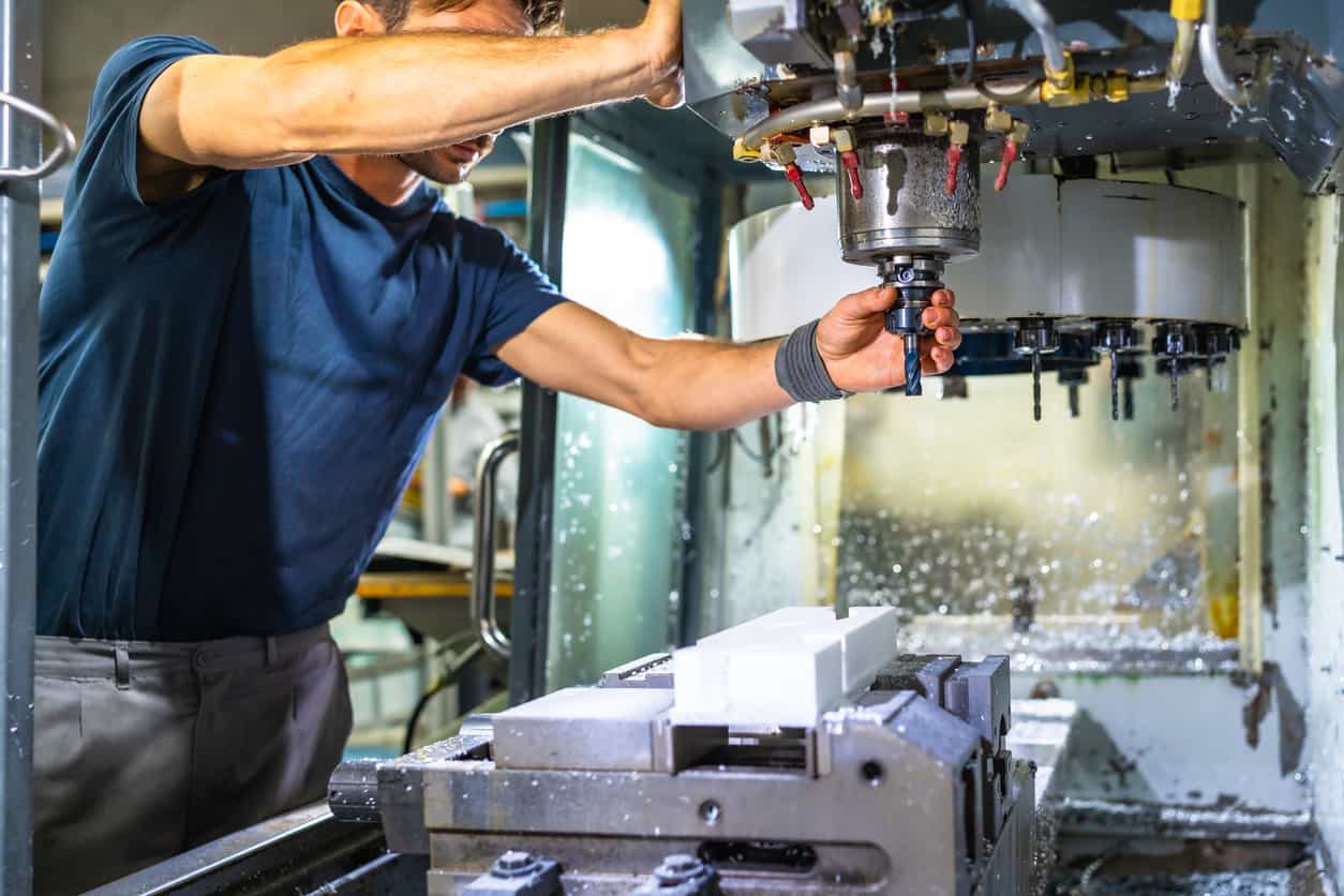 塑膠射出工廠的模具製程，透過 CNC 機台進行刀具調整，以確保射出模具的精準度與耐用性。