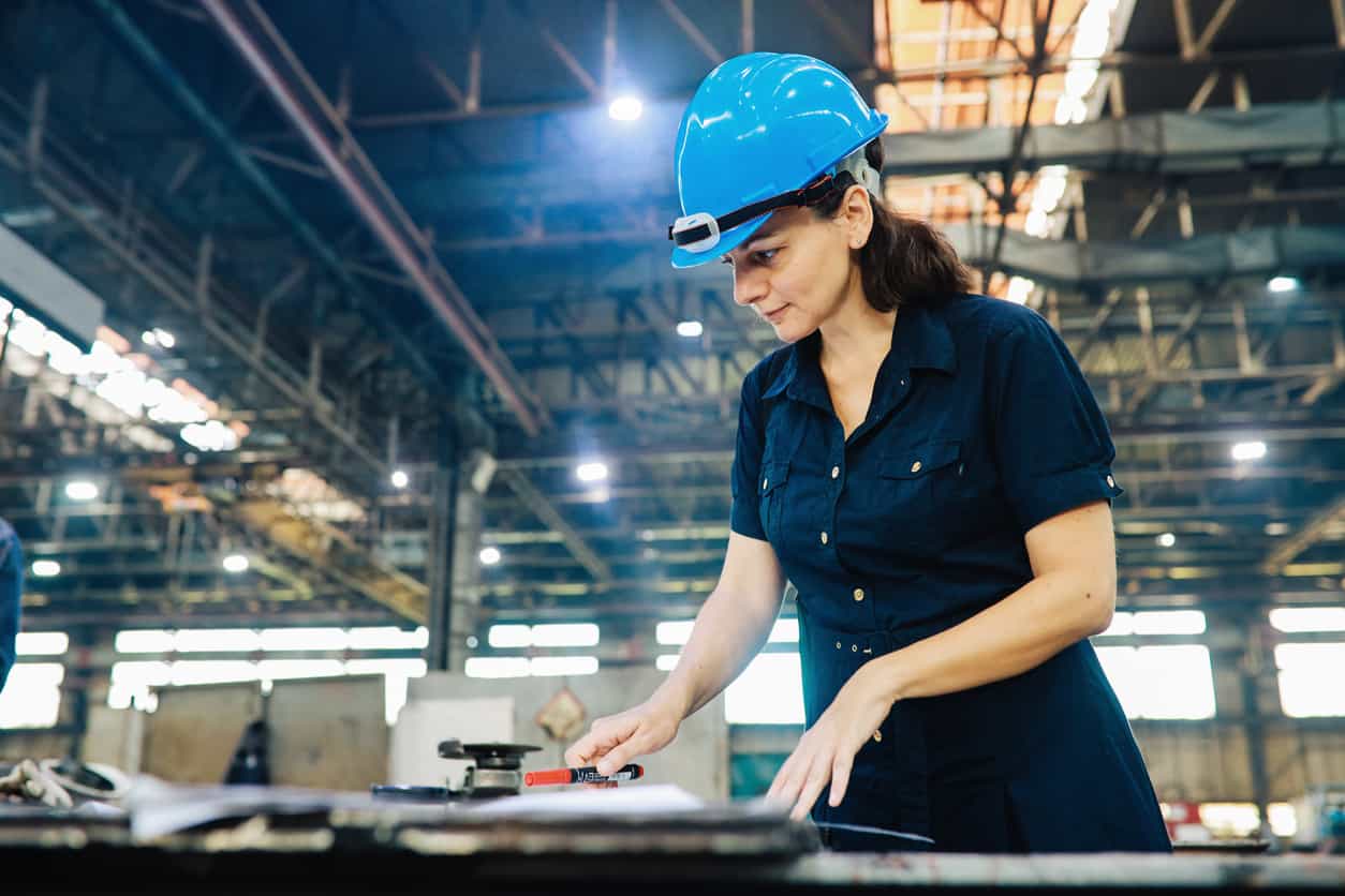 塑膠射出工廠女工程師戴安全帽檢查模具與製程圖面,執行品質確認 - 塑膠射出工廠 | 塑膠成型與模具開發專家 | 碩朗塑膠 塑膠射出工廠女工程師戴安全帽檢查模具與製程圖面,執行品質確認