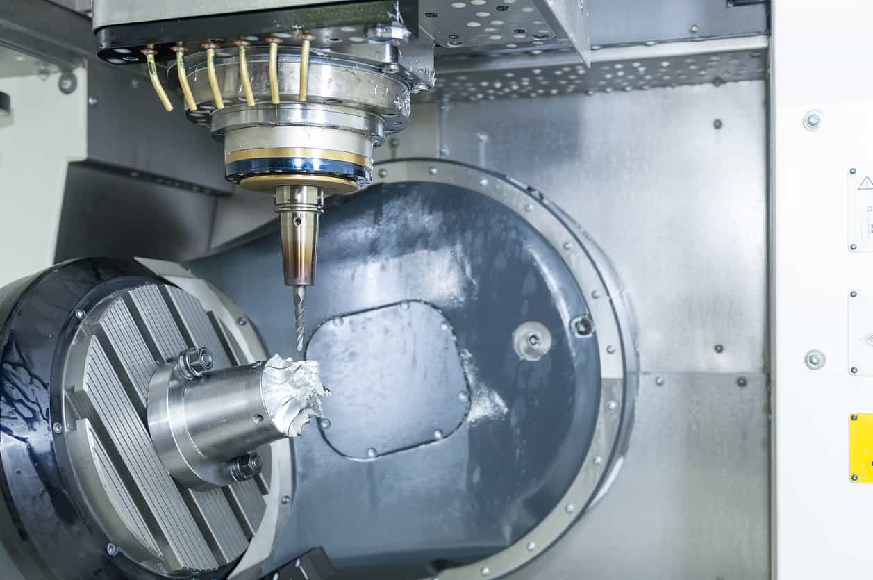 塑膠射出工廠內使用 CNC 加工中心精密加工模具零件的運作畫面 - 塑膠射出工廠 | 塑膠成型與模具開發專家 | 碩朗塑膠 塑膠射出工廠內使用 CNC 加工中心精密加工模具零件的運作畫面